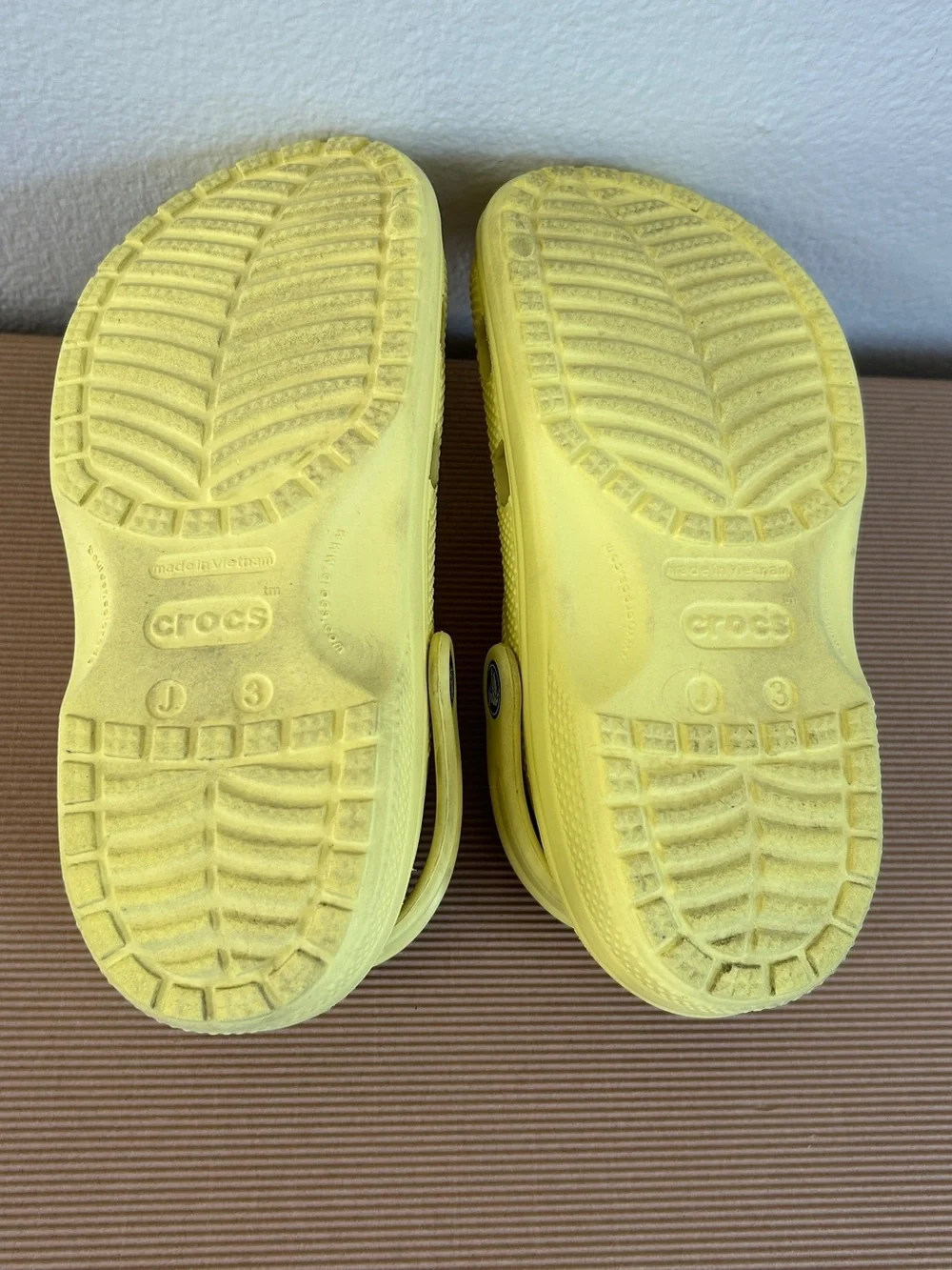 Yellow Crocs Classic Clogs Junior Size J3 Kids 3 With Jibbitz Charms